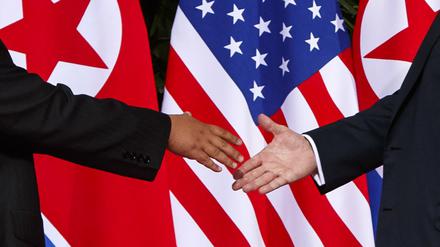 Historischer Handschlag: US-Präsident Trump (rechts) und Nordkoreas Machthaber Kim Jong Un in Singapur