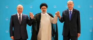 Putin, Raisi und Erdogan im Saadabad-Palast in Teheran.