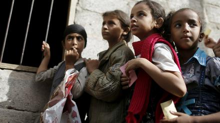 Kinder in der Hauptstadt Sanaa warten an einer Ausgabestelle auf Essen. 