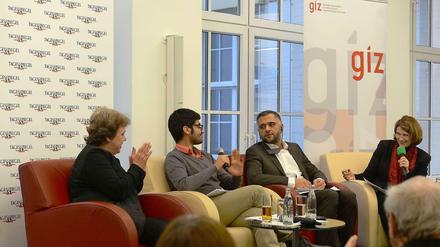 Was tun? Claudia Dantschke, Mohamed Amjahid und Masood Karokhail (von links) im Podiumsgespräch, unterstützt von einer Dolmetscherin.