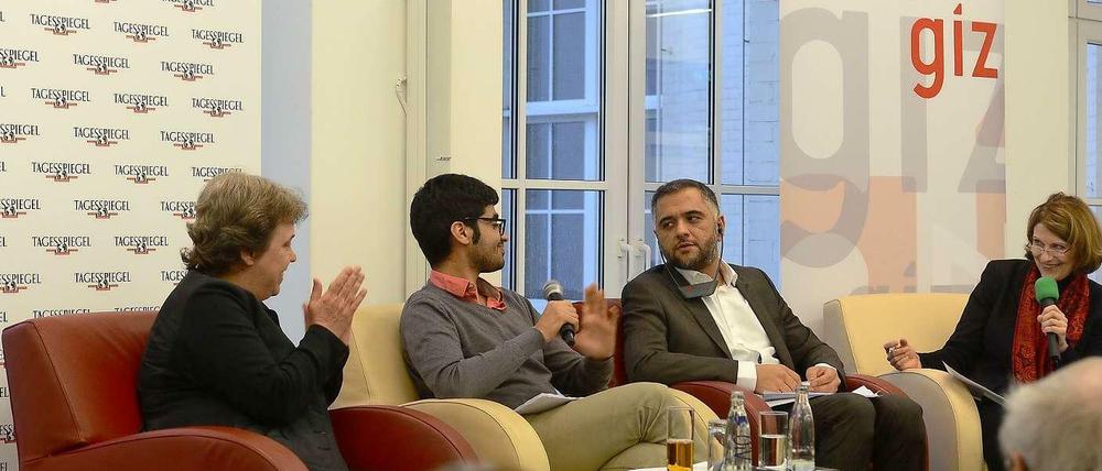 Was tun? Claudia Dantschke, Mohamed Amjahid und Masood Karokhail (von links) im Podiumsgespräch, unterstützt von einer Dolmetscherin.