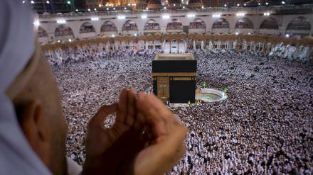 Gläubige Muslime beten an der Kaaba in Mekka