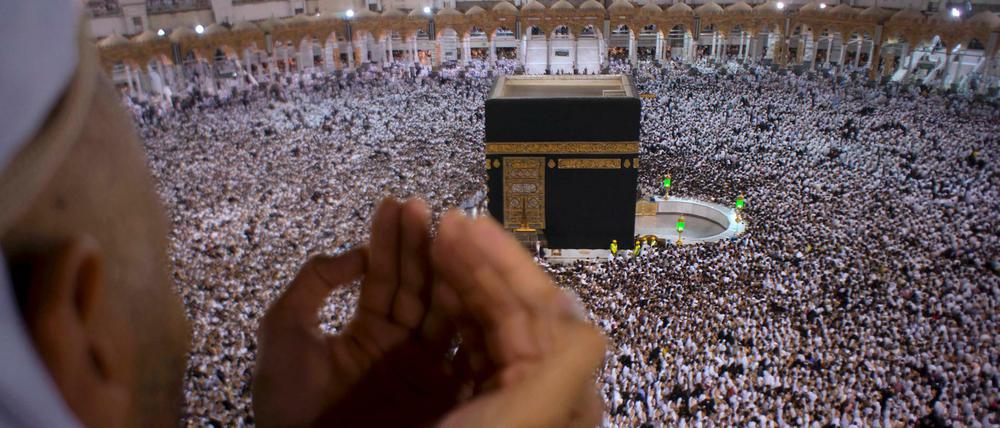 Gläubige Muslime beten an der Kaaba in Mekka