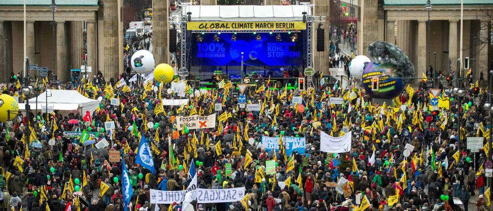 Demonstranten stehen am 29. November beim "Global Climate March" anlässlich der UN-Klimakonferenz in Paris am Brandenburger Tor in Berlin. 