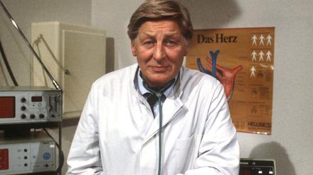 Das Archivbild von 1986 zeigt Günter Pfitzmann als Dr. Brockmann in der TV-Serie "Praxis Bülowbogen".