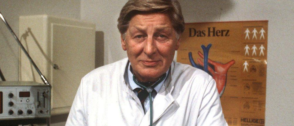 Das Archivbild von 1986 zeigt Günter Pfitzmann als Dr. Brockmann in der TV-Serie "Praxis Bülowbogen".