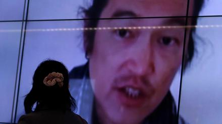 Ein Bildschirm in Tokio mit einem Foto des vom IS getöteten Journalisten Kenji Goto 