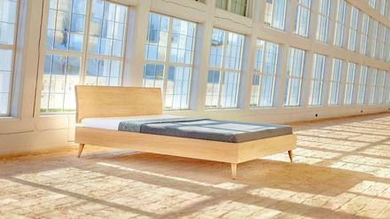 Naturholzmöbel müssen weder klobrig noch altmodisch aussehen. Das Bett „Bornholm“ von Green Living Select kommt mit seinen spitz zulaufenden Füßen pfiffig und modern daher.