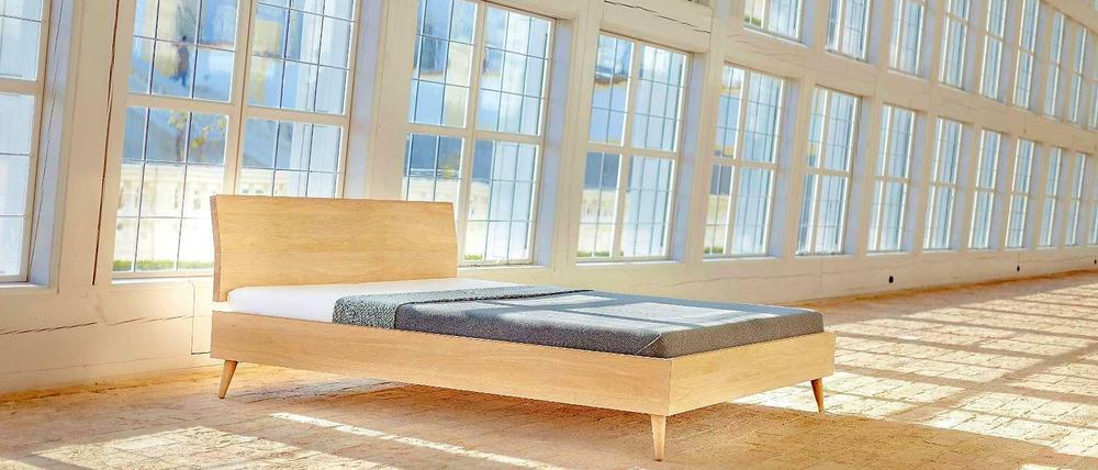 Naturholzmöbel müssen weder klobrig noch altmodisch aussehen. Das Bett „Bornholm“ von Green Living Select kommt mit seinen spitz zulaufenden Füßen pfiffig und modern daher.