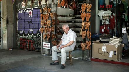Ein Schuhgeschäft in Athen. Für viele Dinge des täglichen Bedarfs müssen die Griechen nun deutlich mehr bezahlen, weil die Mehrwertsteuer für die meisten Produkte von 13 auf 23 Prozent angehoben wurde.