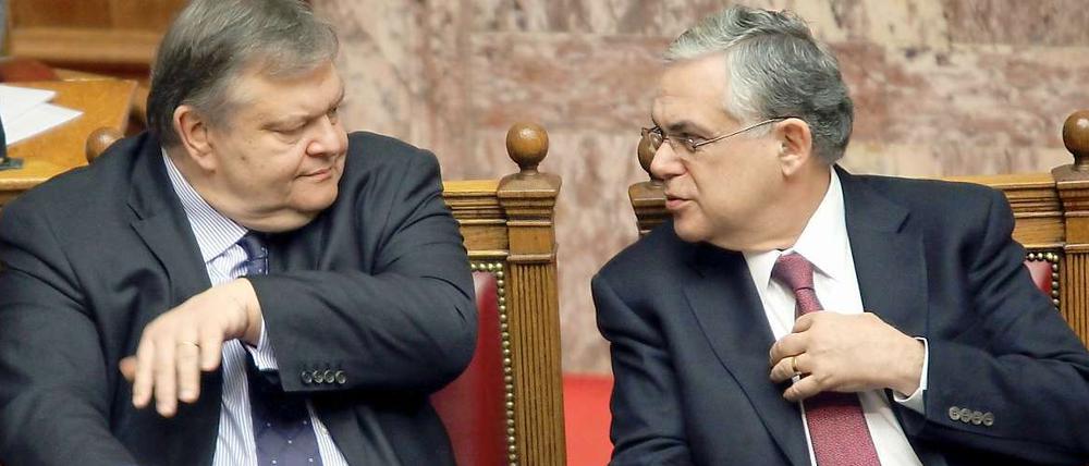 Finanzminister Evangelos Venizelos (li.) und Ministerpräsident Lucas Papademos haben neue Finanzhilfen der internationalen Geldgeber noch nicht sicher.