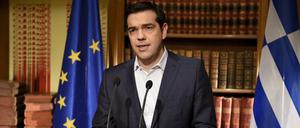 Alexis Tsipras spricht im Fernsehen an das griechische Volk.