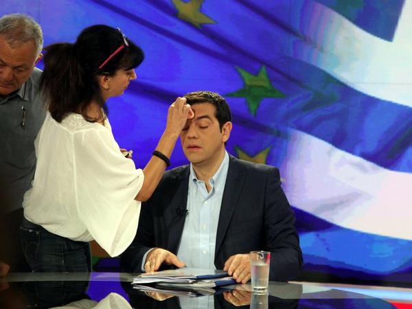 Alexis Tsipras wird in der Nacht zum Dienstag vor einem Auftritt im griechischen Fernsehen geschminkt.