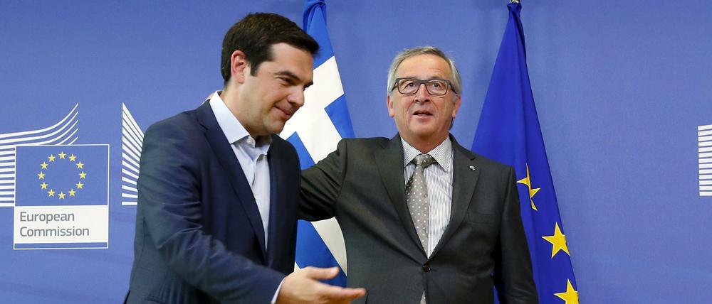 Weiter geht's. Der griechische Premier Alexis Tsipras (links) wird von EU-Kommissionspräsident Jean-Claude Juncker in Brüssel begrüßt.