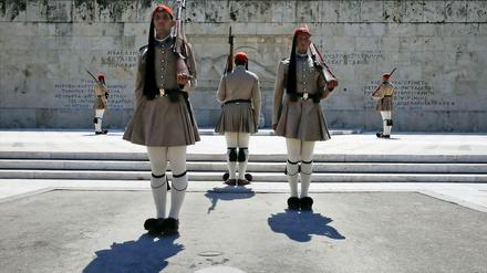 Stillstand. Mitglieder der Präsidentengarde vor dem Grab des Unbekannten Soldaten in Athen.