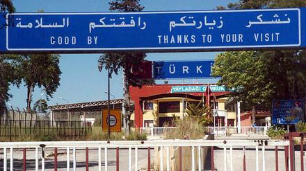 Das Foto von der Syrian Arab News Agency (SANA) zeigt einen Grenzübergang an der syrisch-türkischen Grenze, nahe der syrischen Stadt Kasab. An der mehr als 900 Kilometer langen Grenze der Türkei zu Syrien und Irak gibt es 14 offizielle Übergänge. Drei davon kontrolliert bereits die Terrormiliz "Islamischer Staat" (IS).
