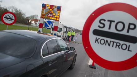 Ein Warnschild mit der Aufschrift "Stop - Control" ist während einer Grenzkontrollen an der Grenze zu Krusa (Dänemark) zu sehen. 