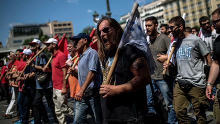 Streikende Mitglieder der Arbeiterfront PAME ziehen am Mittwoch durch die Innenstadt Athens.