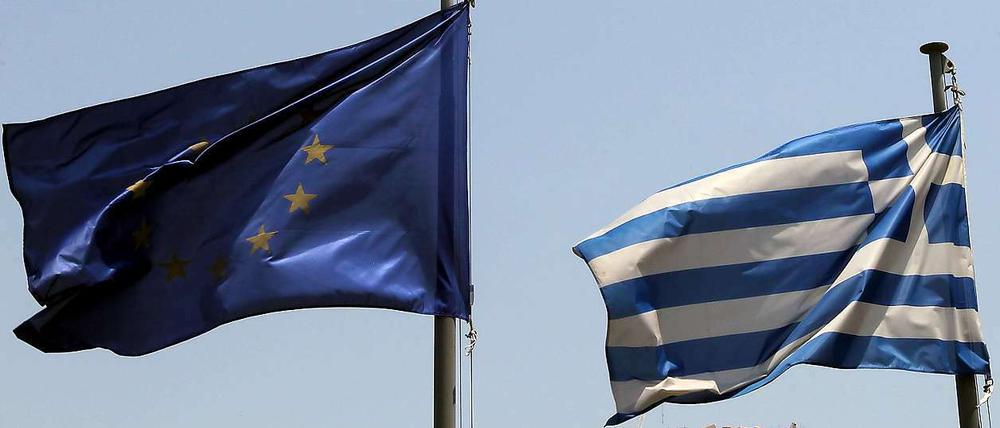 Die Flaggen der Europäischen Unions und Griechenlands vor der Akropolis in Athen