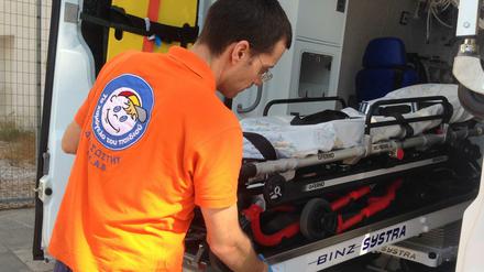 Ein Sanitäter lädt am eine Trage in Athen in einen Krankenwagen der privaten Nonprofit-Organisation «Das Lächeln des Kindes» .