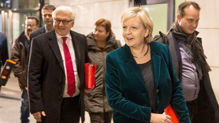 SPD-Fraktionschef Frank-Walter Steinmeier und Nordrhein-Westfalens Ministerpräsidentin Hannelore Kraft (SPD) verlassen nach den Koalitionsverhandlungen die SPD-Parteizentrale in Berlin. Auf Seiten der SPD zeigen sich die Verhandler als zufrieden. 
