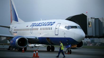 Eine russische Passagiermaschine am Freitag auf dem Flughafen von Kiew. Die Ukraine will Überflüge und Landungen russischer Fluggesellschaften ab 25. Oktober verbieten. 