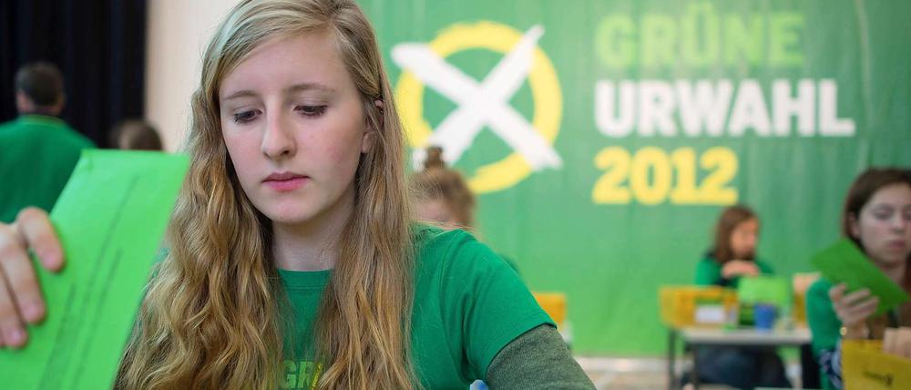 Jetzt kann gezählt werden: Eine Helferin öffnet am Sonntag in Berlin-Wedding Briefe mit Stimmen der Grünen-Urwahl.