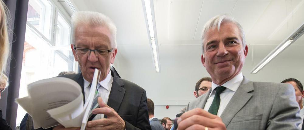 Grün-schwarz - auch beim Obst. Der baden-württembergische Ministerpräsident Winfried Kretschmann (l.) und der CDU-Landesvorsitzende Thomas Strobl bei der Vorstellung des Koalitionsvertrags.