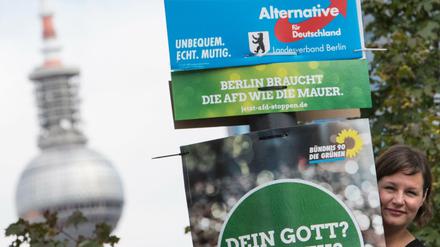 "Berlin braucht die AfD wie die Mauer - jetzt-afd-stoppen.de" steht in Berlin auf einem Schild, das Spitzenkandidatin Antje Kapek von den Grünen bei einem Pressetermin an einem Laternenmast befestigt hat.