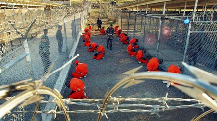Gefangene Terrorverdächtige. Dieses Foto vom Stützpunkt Guantanamo verbreitete die US-Marine 2002. 