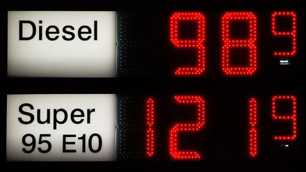 Eine Preisanzeige an einer Tankstelle zeigt in Hamburg 98,9 Cent pro Liter Diesel und 1,21 Euro pro Liter Super 95 E10 an. 