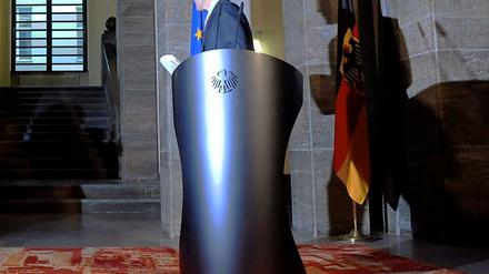 Bundesverteidigungsminister Karl-Theodor zu Guttenberg (CSU) hat den Rücktritt von seinen politischen Ämtern bekannt gegeben. Er wolle damit Schaden vom Ministeramt, von seiner Partei, den Soldaten aber auch der Wissenschaft abwenden, sagte Guttenberg vor Journalisten in Berlin.