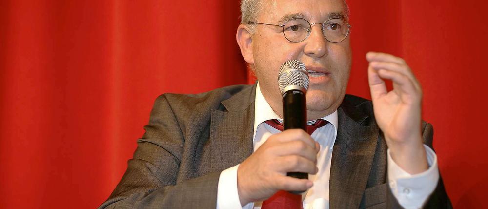 Der Fraktionsvorsitzende der Linke im Bundestag, Gregor Gysi widerspricht seiner Parteigenossin Gesine Lötzsch.