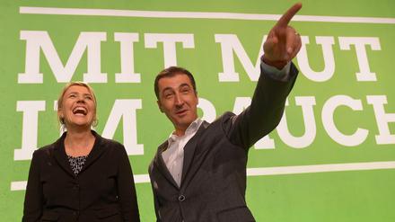 Die Bundesvorsitzenden der Grünen, Simone Peter und Cem Özdemir, vor Beginn des Parteitags in Halle