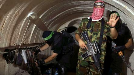Frisch gestrichener neuer Tunnel. Hamas-Kämpfer zeigten sich am Montag in diesem neuen Tunnel in Gaza.