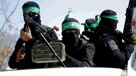 Mitglieder der Kassam-Brigade, dem militärischen Flügel der Hamas, nehmen in Gaza-Stadt an einer Beerdigung teil.
