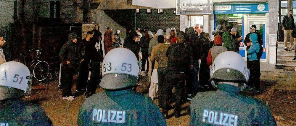 In Hamburg standen sich am Dienstagabend radikale Muslime und Kurden gegenüber. Es kam zu gewalttätigen Auseinandersetzungen. 
