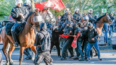 Mit Pferdekraft lösen Hamburger Polizisten eine 1.Mai-Demonstration auf.