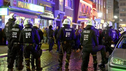 Die dritte Nacht in Folge halten Proteste von Kurden die Hamburger Polizei auf Trab. 