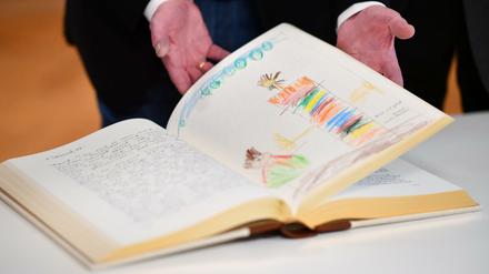 Für alle: 606 Menschen haben in Mannheim eine Bibel handgeschrieben - 3626 Seiten in fünf Bänden. 