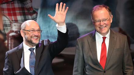 SPD-Kanzlerkandidat Martin Schulz und Ministerpräsident Stephan Weil bei einem Wahlkampfauftritt in Hannover.