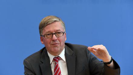 Der Wehrbeauftragte des Bundestages, Hans-Peter Bartels (SPD), will kein Zurück zur Wehrpflicht - unter den gegebenen sicherheitspolitischen Umständen.