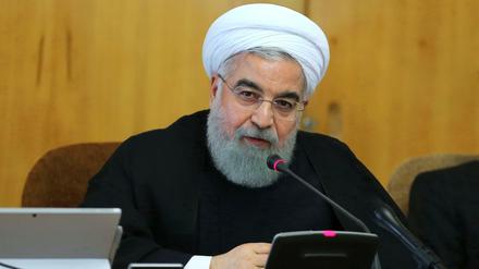 Der iranische Präsident Hassan Ruhani - hier auf einem von seinem Büro verbreiteten Foto - bremst beim Atomprogramm seines Landes. Doch die paramilitärischen Revolutionsgarden drängen darauf, das Programm fortzuführen. 