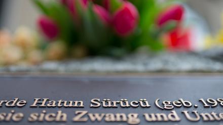 Mehr als zehn Jahre nach dem Mord an der Deutsch-Türkin Hatun Sürücü sind zwei ihrer Brüder wegen Mordes in der Türkei angeklagt worden.