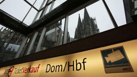 Der Dom ist aus dem Kölner Hauptbahnhof zu sehen. In Köln waren am Silvesterabend nach Polizeiangaben auf dem Platz vor dem Hauptbahnhof zahlreiche Frauen im Getümmel sexuell bedrängt und bestohlen worden. 