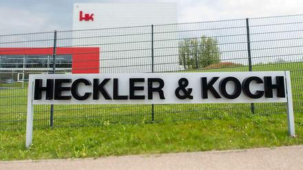 Das Logo des Waffenproduzenten Heckler &amp; Koch am Stammsitz des Unternehmens in Oberndorf (Baden-Württemberg).
