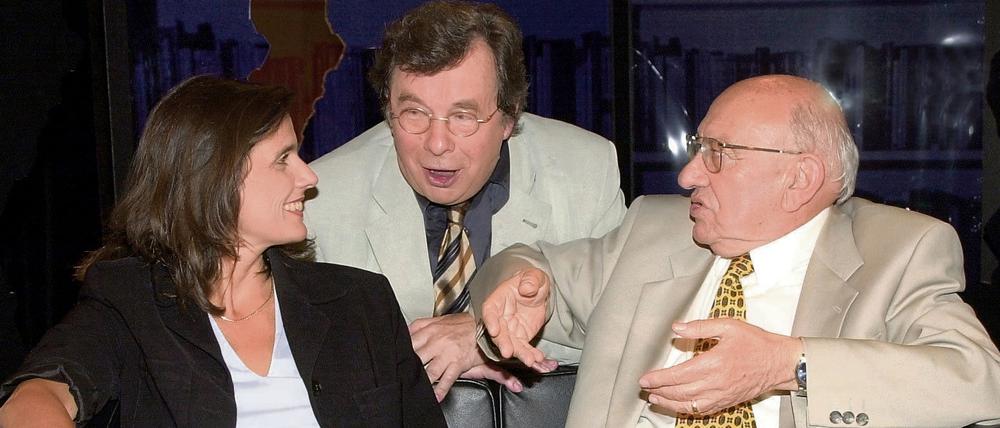 Hellmuth Karasek (Mitte) im Gespräch mit Iris Radisch und Marcel Reich-Ranicki im Jahr 2000 im ORF-Studio nach der Ausstrahlung des "Literarischen Quartetts". 