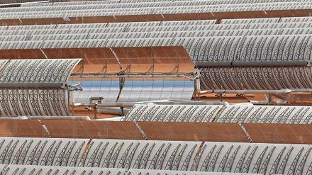 Die Moderne in Marokko. Das größte solar-thermische Kraftwerk ist in der Nähe von Ouarzazate entstanden. Parabolspiegel konzentrieren das Sonnenlicht, erhitzen Wasser und der Dampf treibt Turbinen an. 
