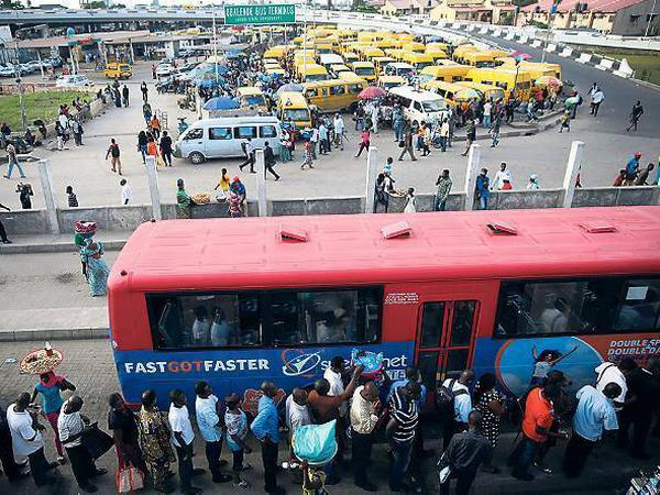 Menschen stehen Schlange für einen Platz im Bus im Stadtteil Obalende in Lagos.