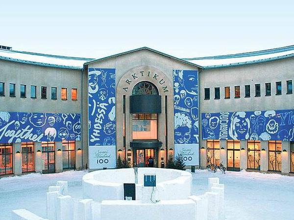Im Arktikum in Rovaniemi ist nicht nur das Provinzmuseum Lappland untergebracht, sondern auch das Arctic Centre der Universität Lappland, das unter anderem über den Klimawandel in der Arktis forscht.